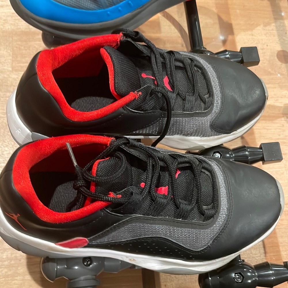 Jordan's boy kid size 5Y